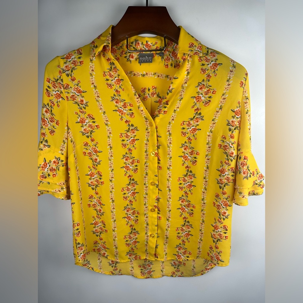 SOHO Women’s Blouse Size M Floral Ruffle‎ Button